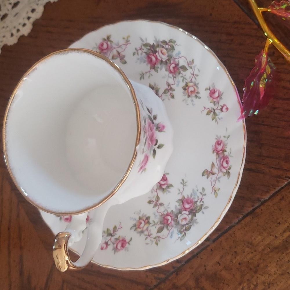Queens Fine Bone China  2 piece set cup & saucer - Picture 4 of 4